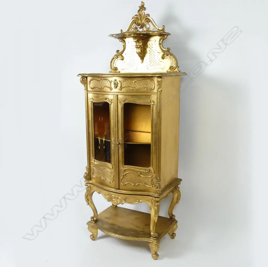 An early 1900s French gilt vitrine Image 1++