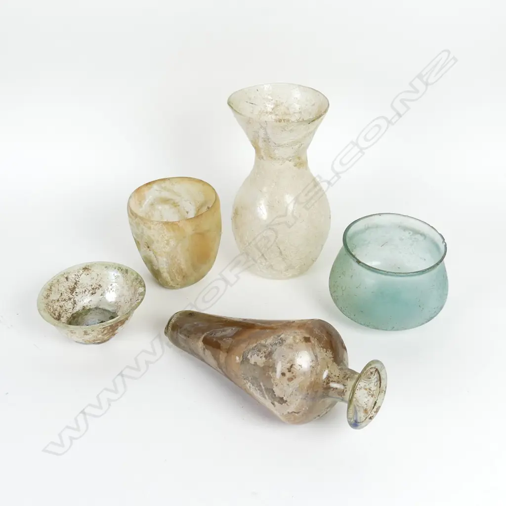 Five Roman glass items Image 1++