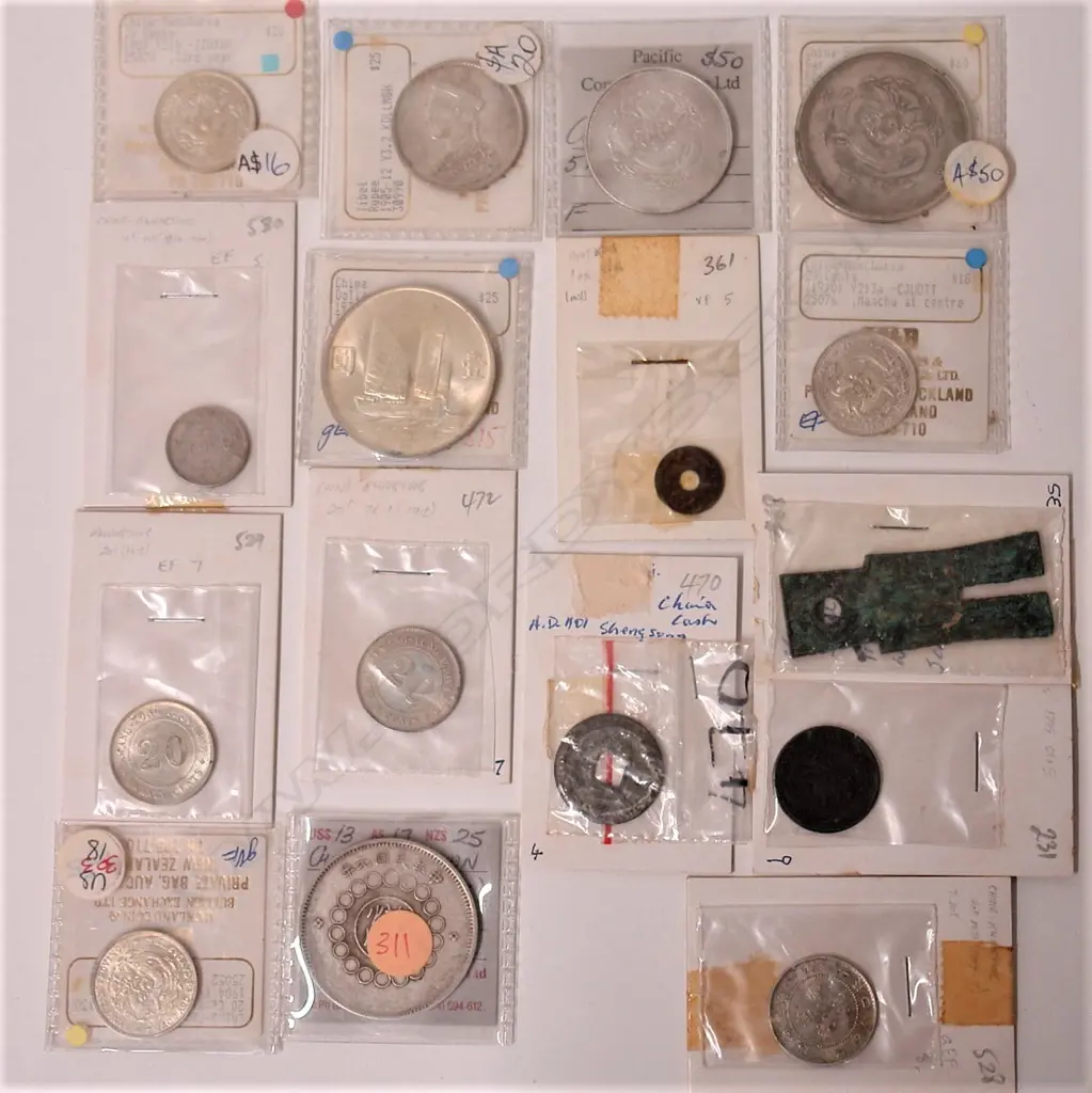A collection of 17 old mainly Chinese coins Image 1++