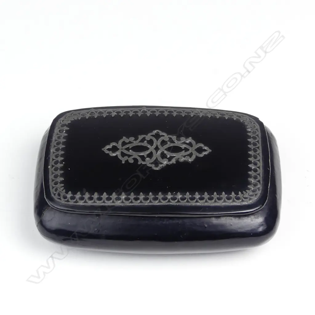 A Georgian papier maché snuff box Image 1++
