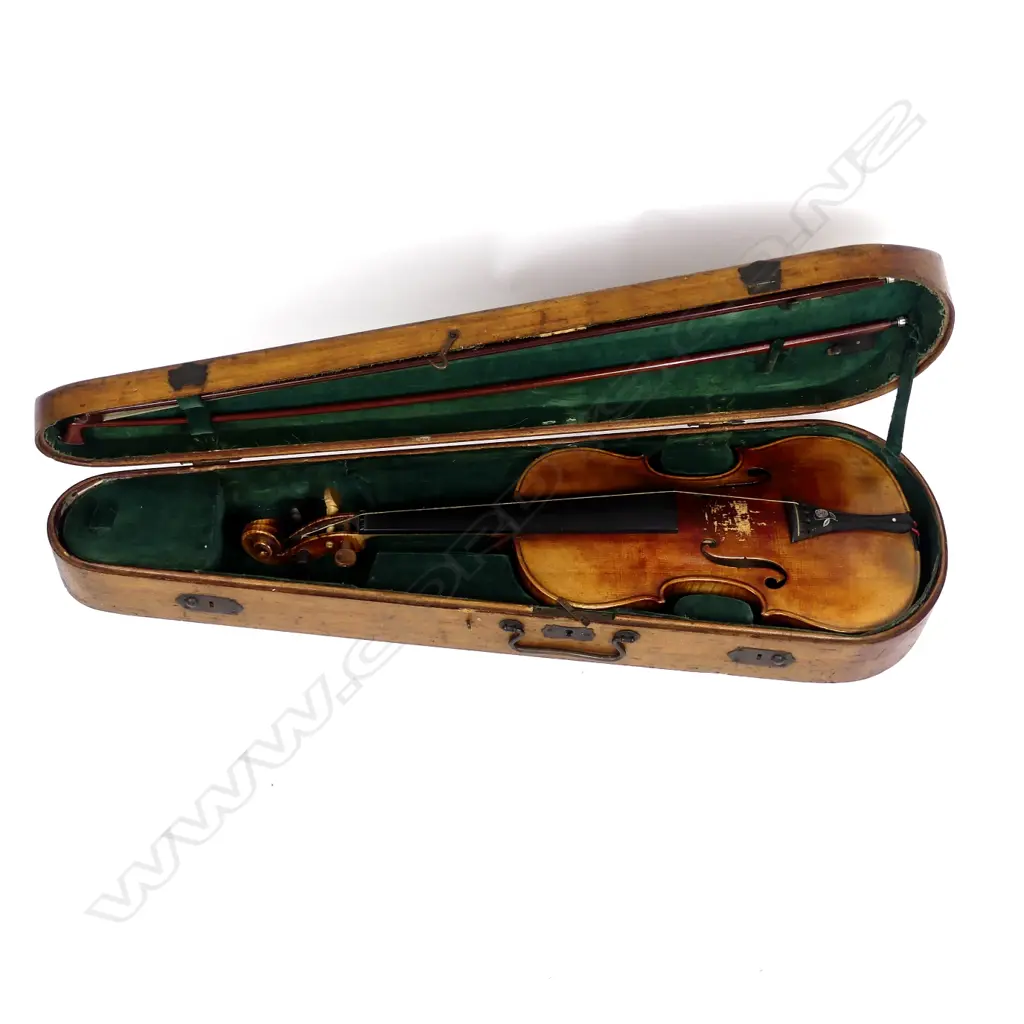 An antique violin Image 1++
