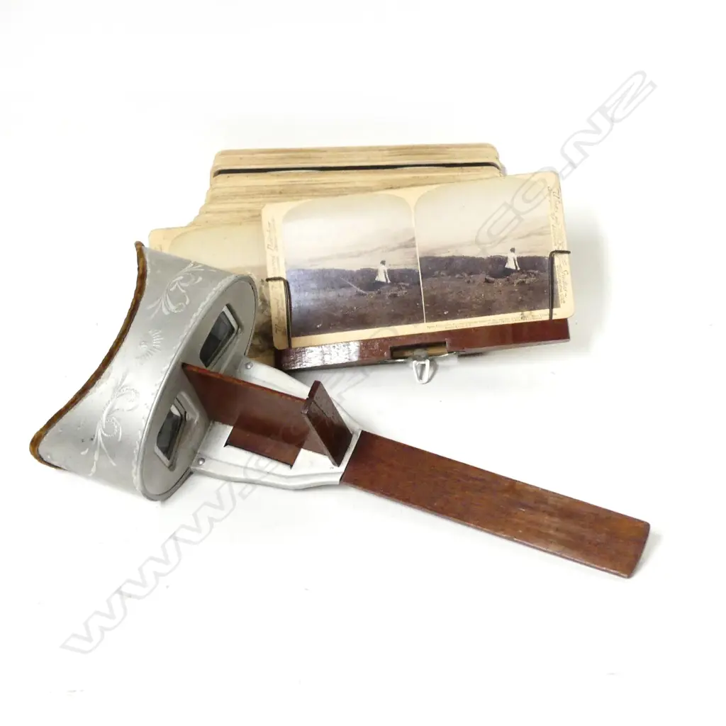 A stereoscope and 36 Boer war stereoscopic cards Image 1++