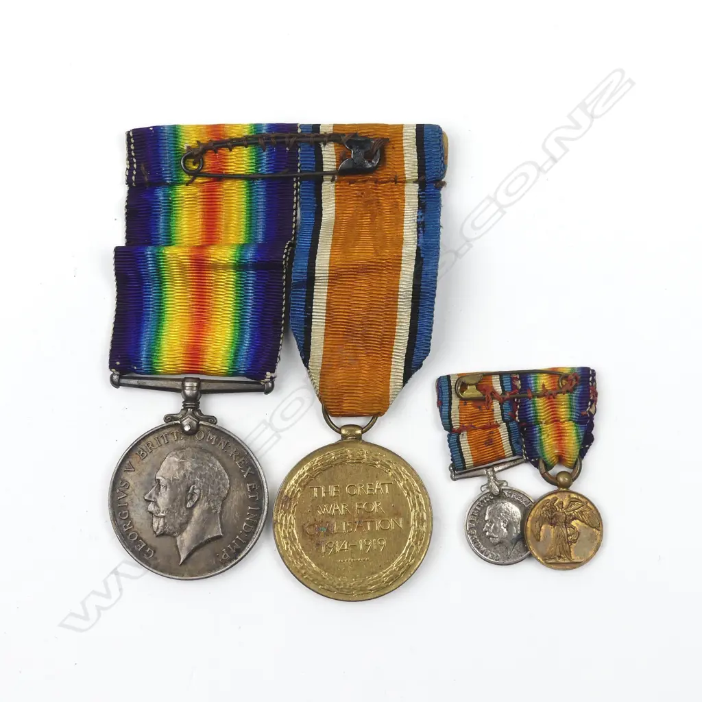 A WWI medal pair and miniatures Image 1++