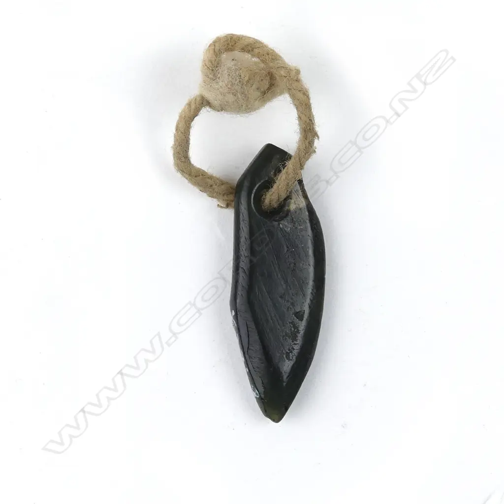 A pre-European pounamu kuru Image 1++