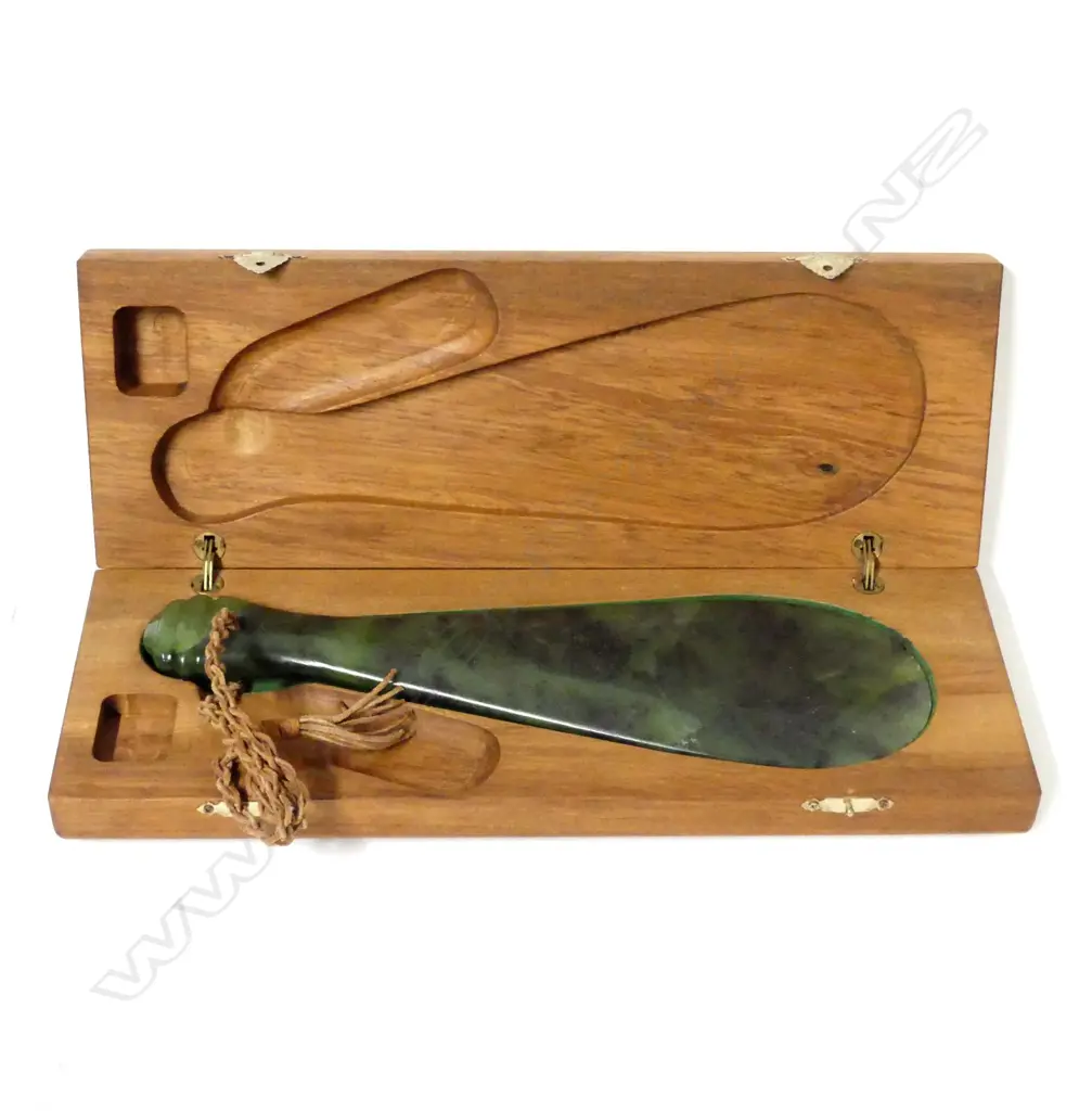 A contemporary mere pounamu Image 1++