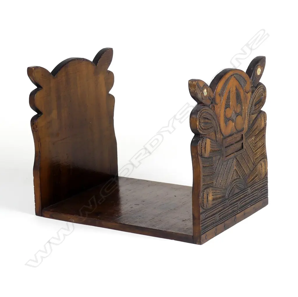 An early/mid-20thC Maori carved kauri book stand Image 1++