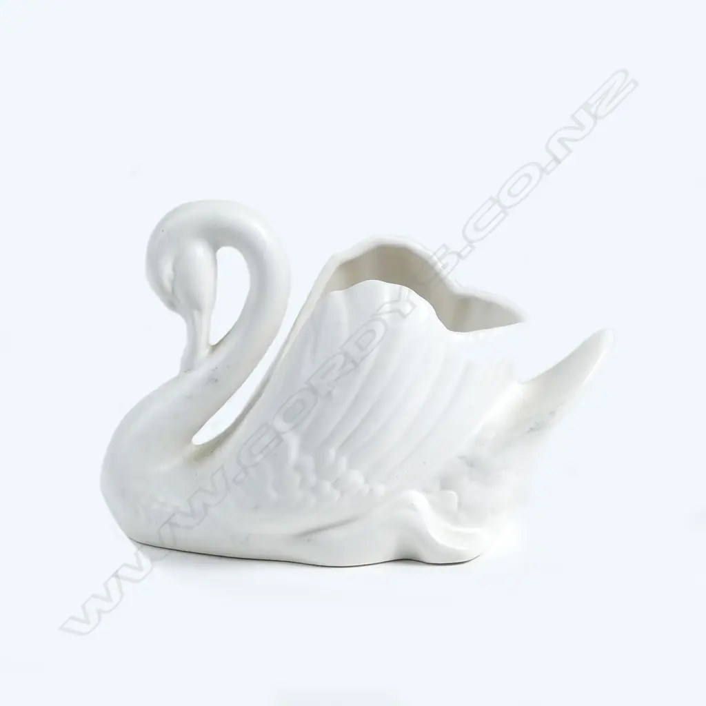 A small Crown Lynn swan Image 1++
