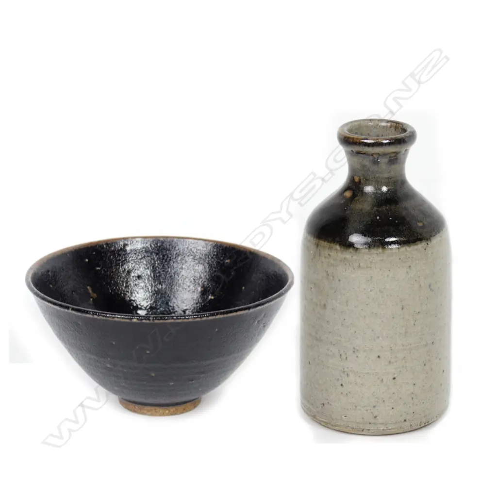 Two N.Z. studio pottery pieces Image 1++