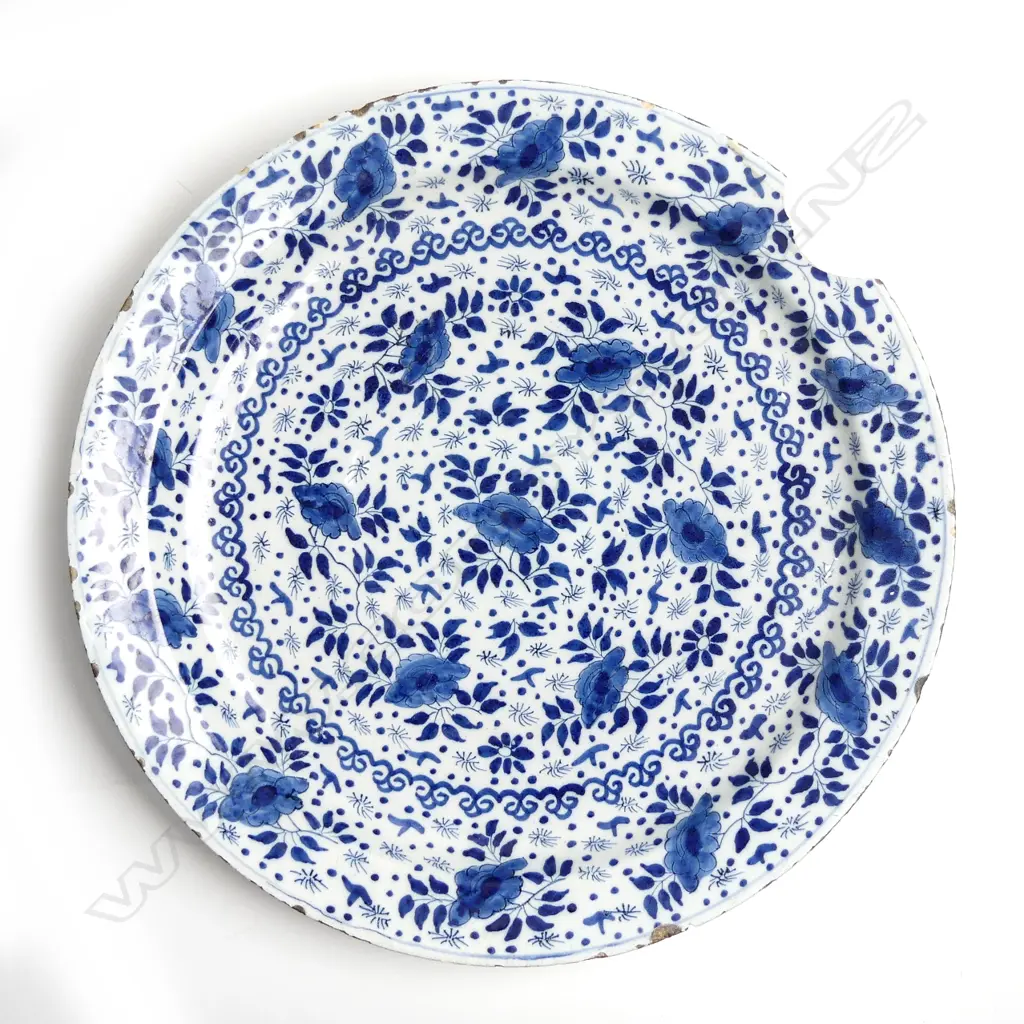 An 18thC English delft large blue and white dish Image 1++