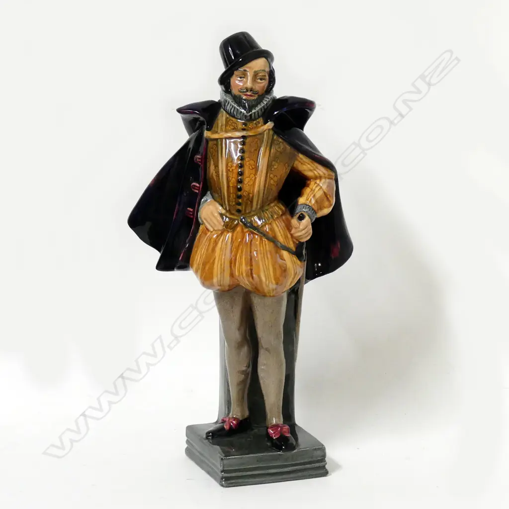 Royal Doulton 'Sir Walter Raleigh' figure Image 1++