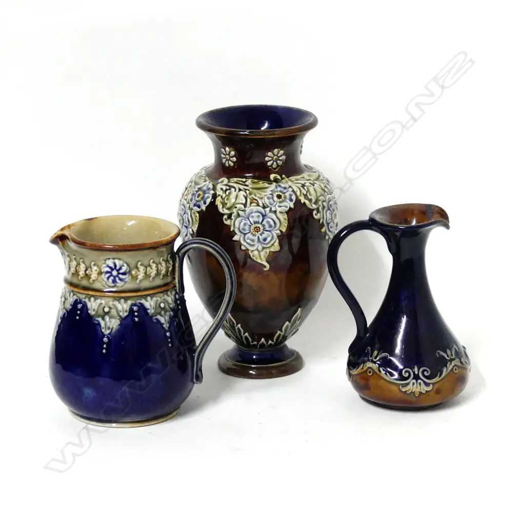 A Doulton Lambeth small vase Image 1++