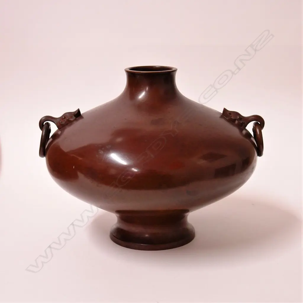 An Oriental bronze vase Image 1++