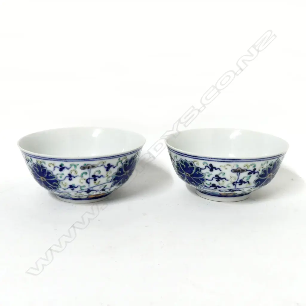 A pair of Chinese polychrome enamel bowls Image 1++