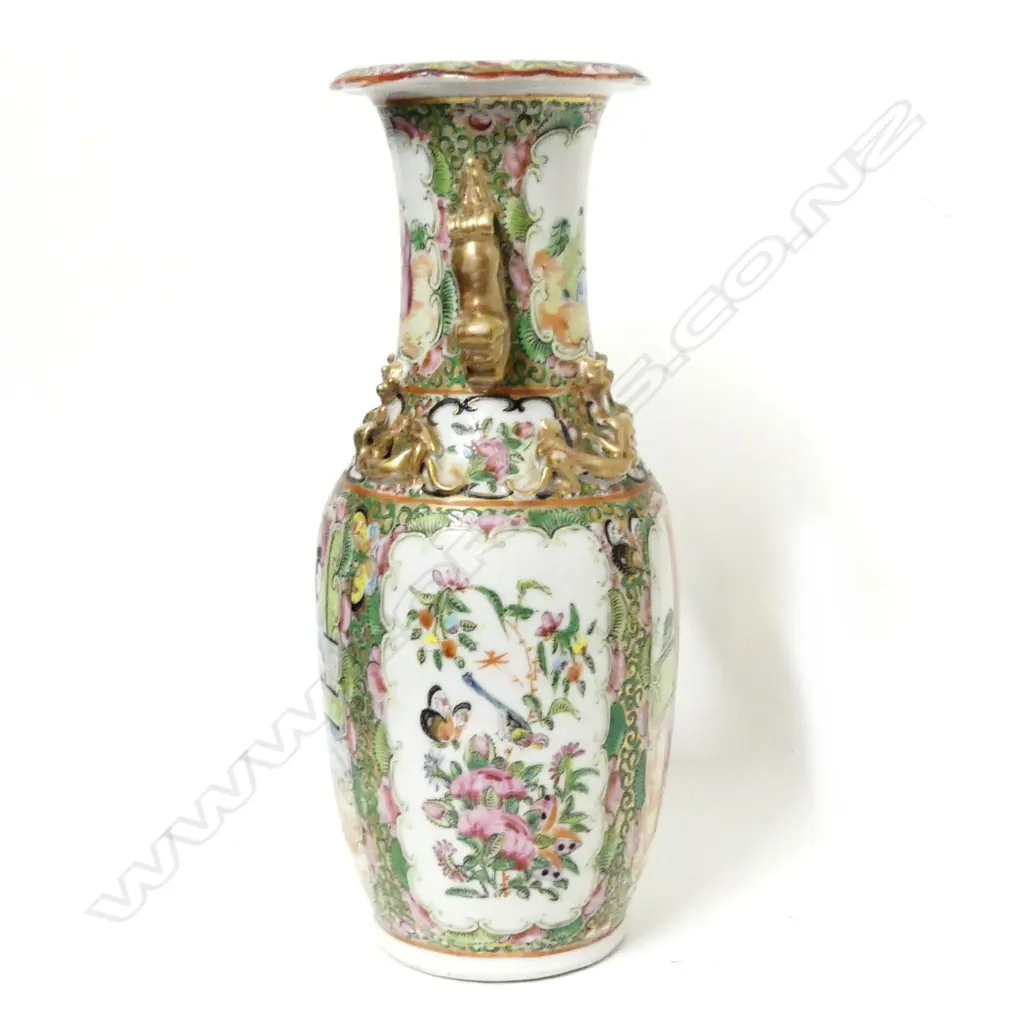 A Chinese famille rose porcelain vase Image 1++