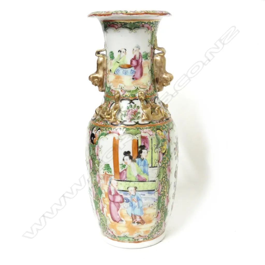 A Chinese famille rose porcelain vase Image 1++
