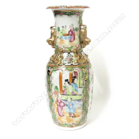 A Chinese famille rose porcelain vase