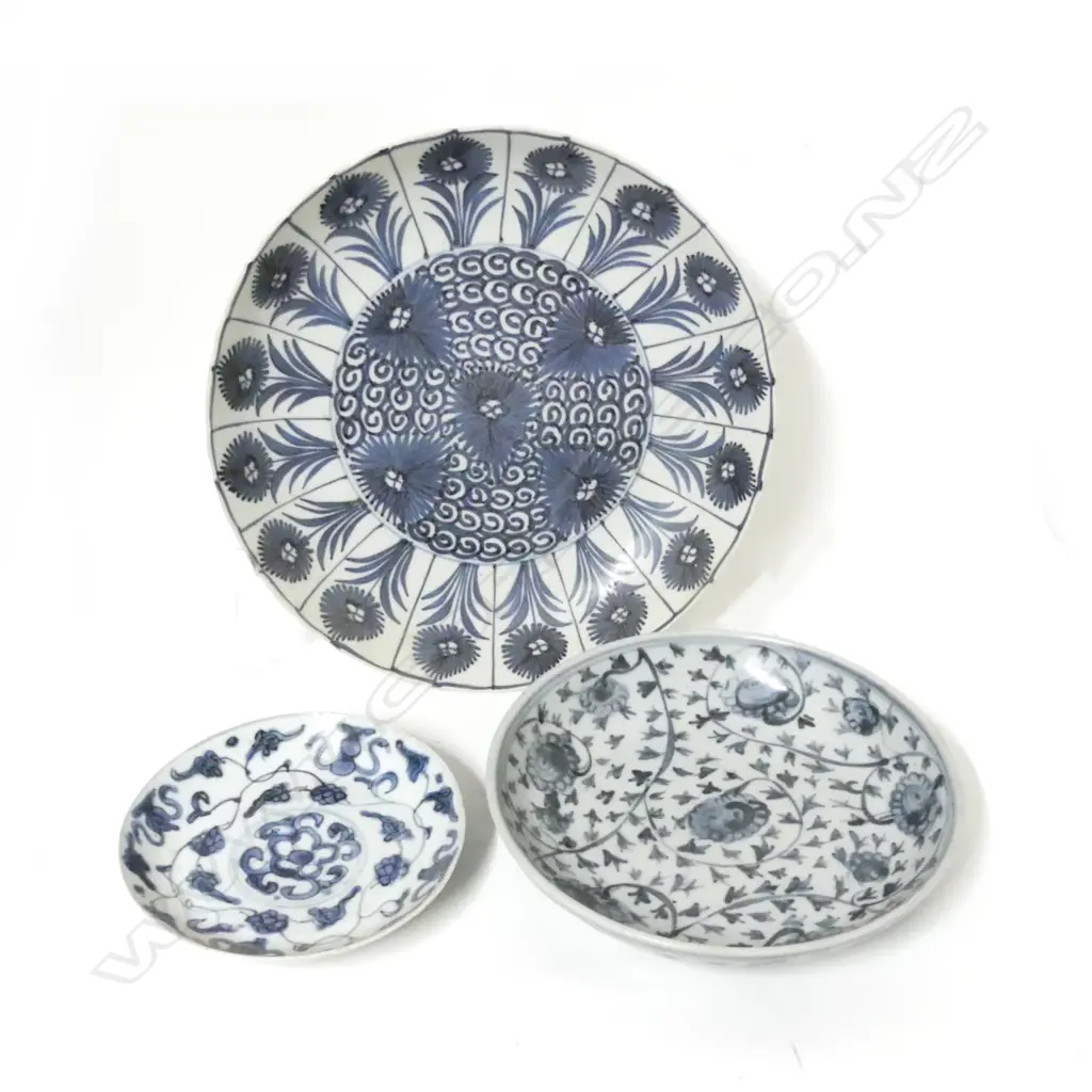 Three Chinese blue and white dishes Image 1++