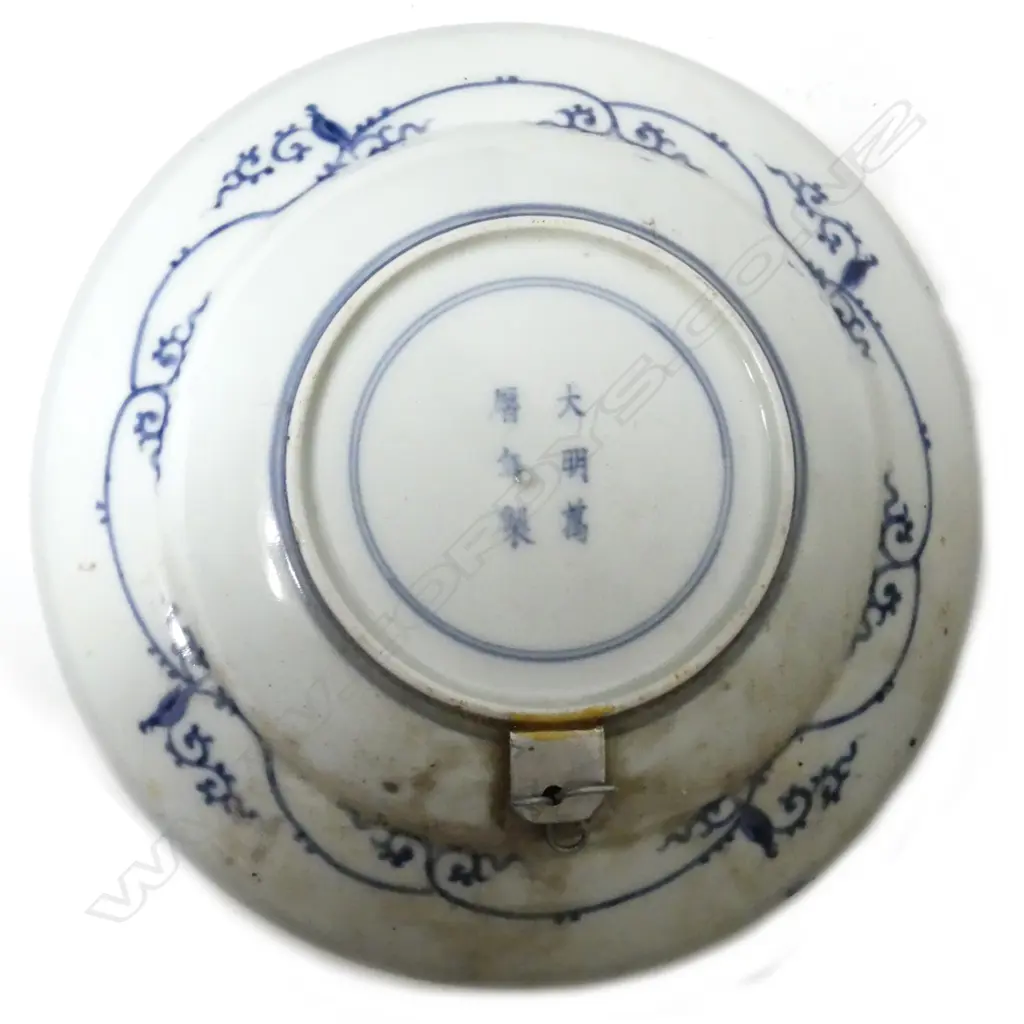 A pair of Chinese Imari porcelain shallow dishes Image 1++