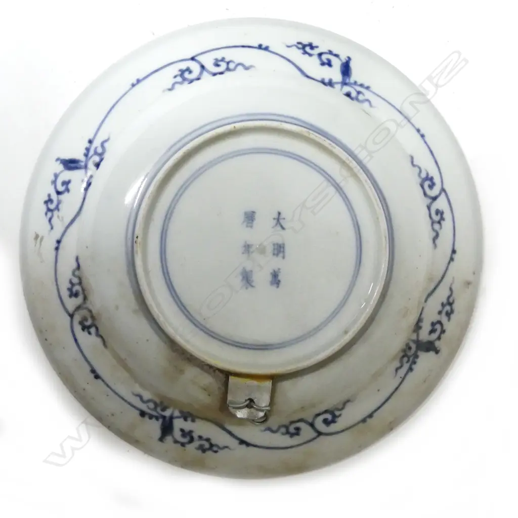A pair of Chinese Imari porcelain shallow dishes Image 1++