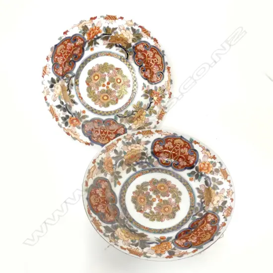 A pair of Chinese Imari porcelain shallow dishes