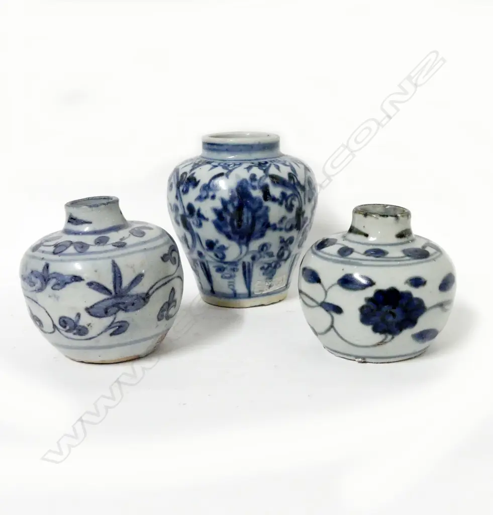 A small Ming provincial style blue and white vase and two jarlets Image 1++