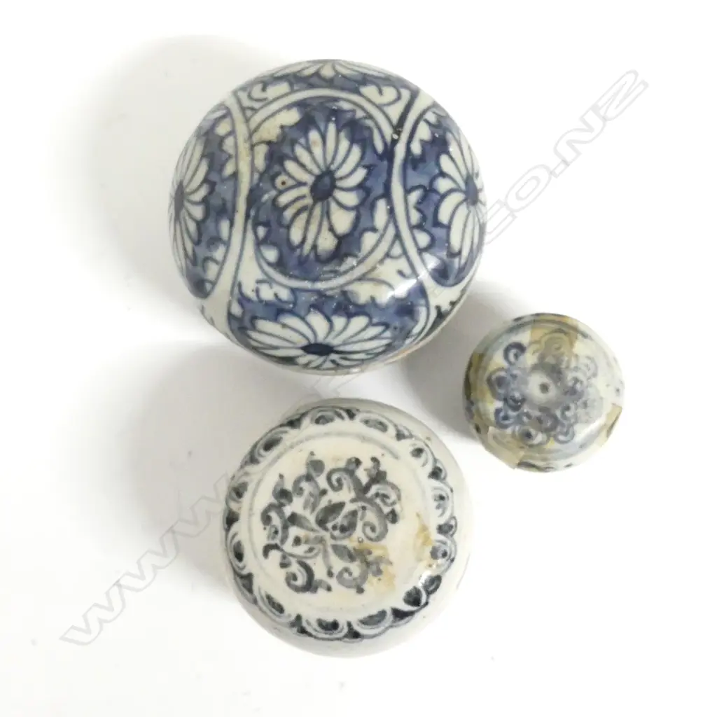 Three Chinese provincial porcelain lidded circular boxes Image 1++