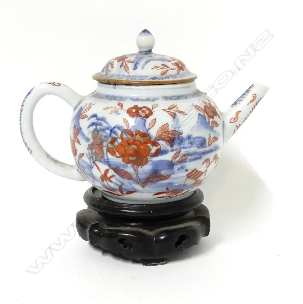 A Chinese Imari teapot Image 1++