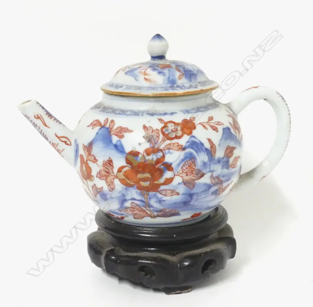 A Chinese Imari teapot Image 1++