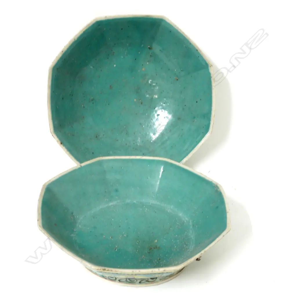 A pair of Chinese porcelain hexagonal bowls Image 1++