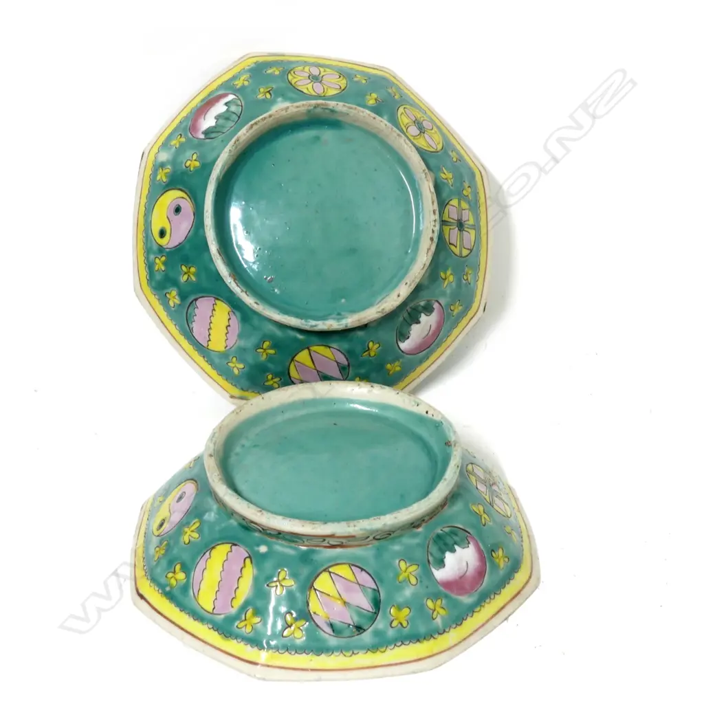 A pair of Chinese porcelain hexagonal bowls Image 1++