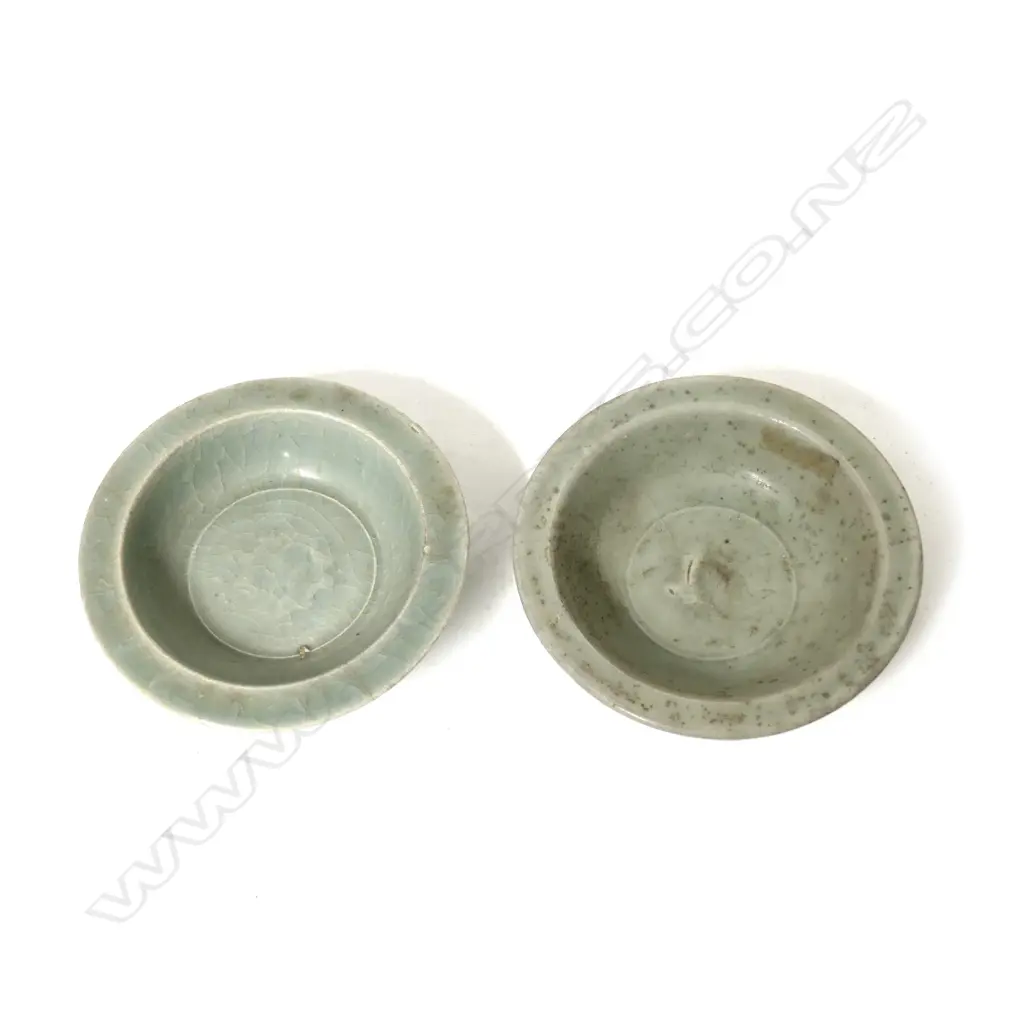 Two Song-style celadon small sauce dishes Image 1++
