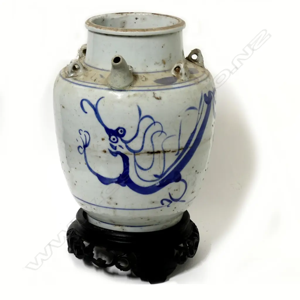A Chinese porcelain wine jar Image 1++