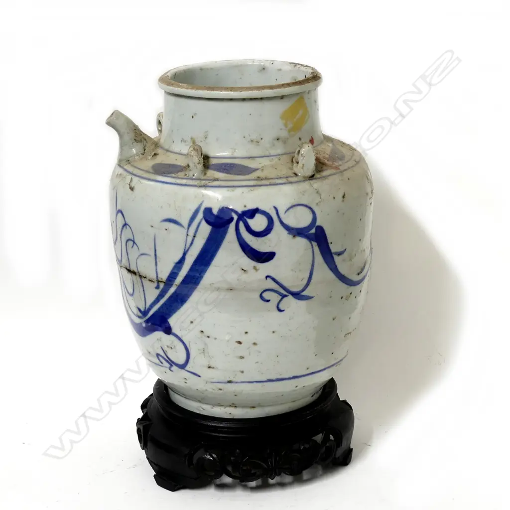 A Chinese porcelain wine jar Image 1++