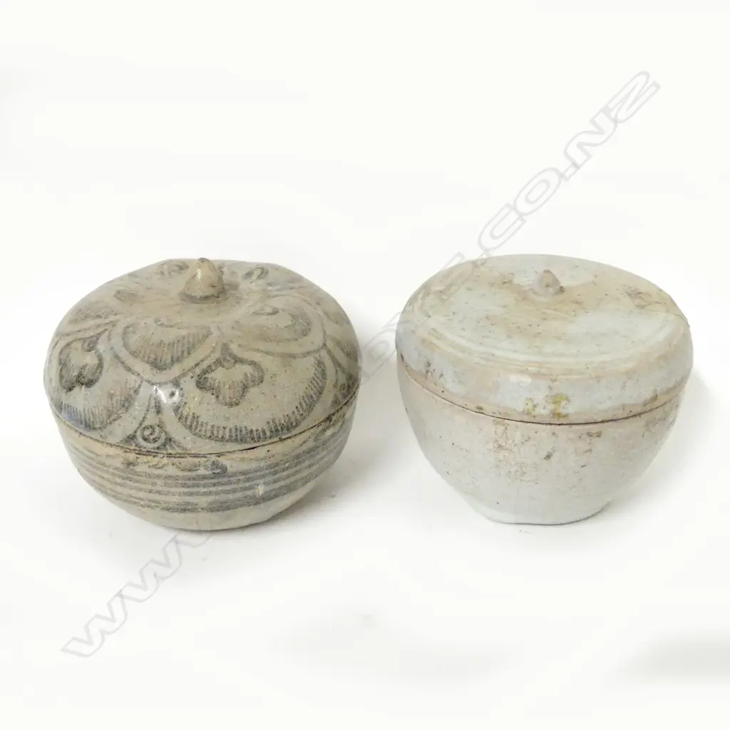 Two Sawankhalok circular lidded boxes Image 1++