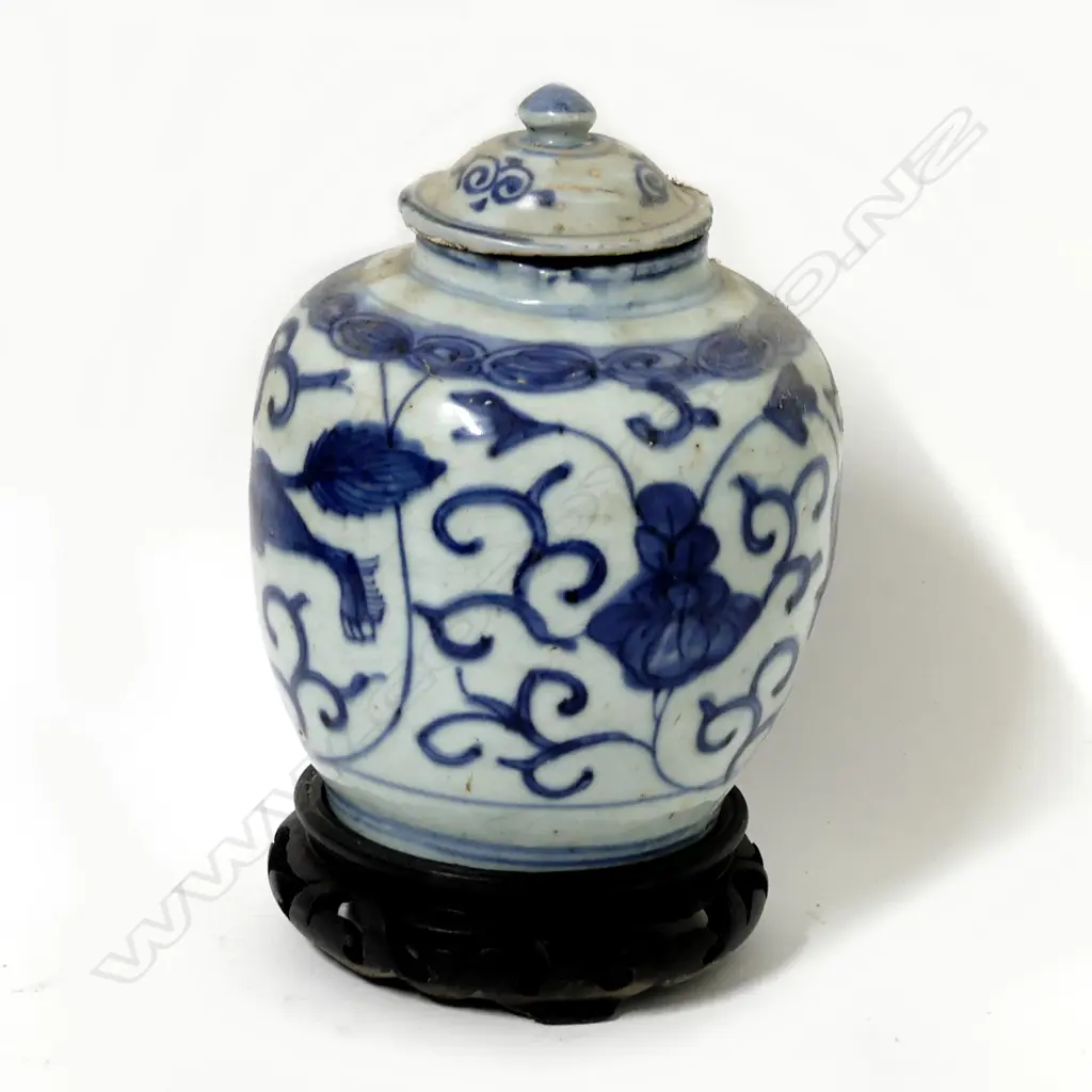 A Chinese blue and white porcelain jar and cover Image 1++