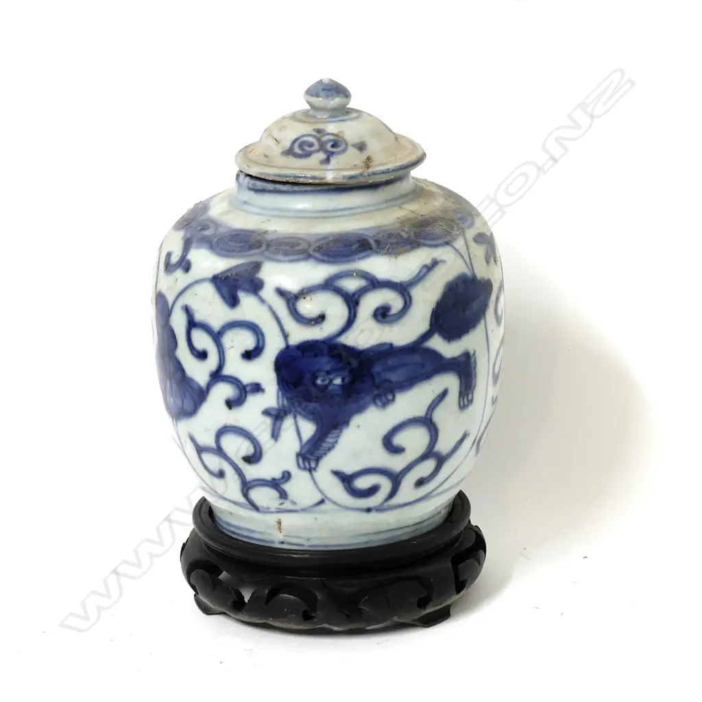 A Chinese blue and white porcelain jar and cover Image 1++