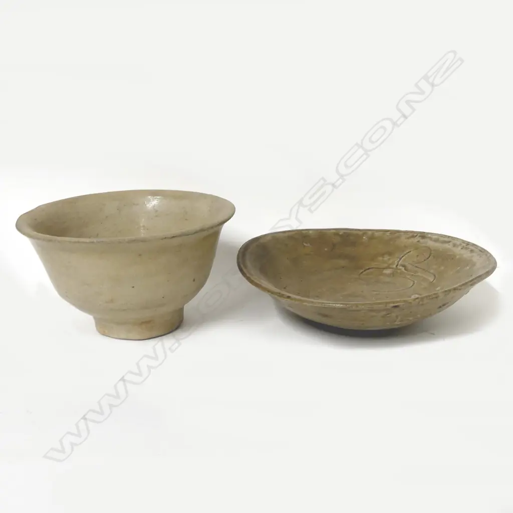 A Song-style celadon small deep bowl (restored rim) Image 1++