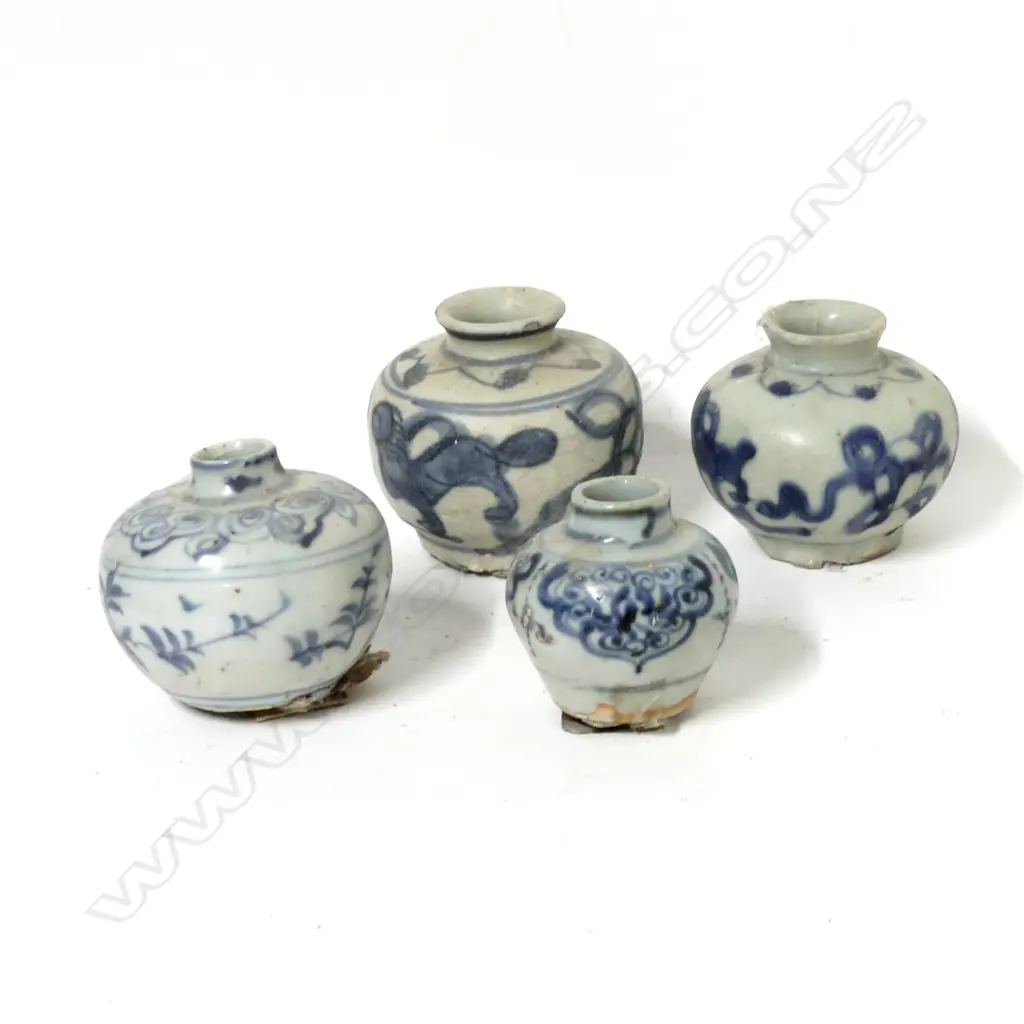 Four small Chinese blue and white jarlets Image 1++