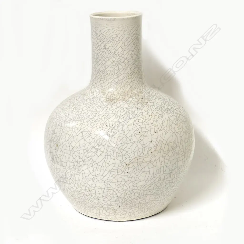 A large Chinese fine crackle-glazed globular bottle vase (tianqiuping) Image 1++