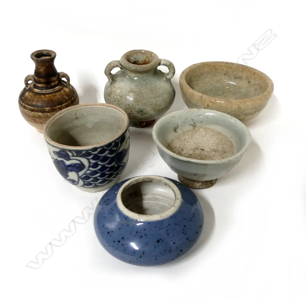Six pieces of small Oriental porcelain Image 1++