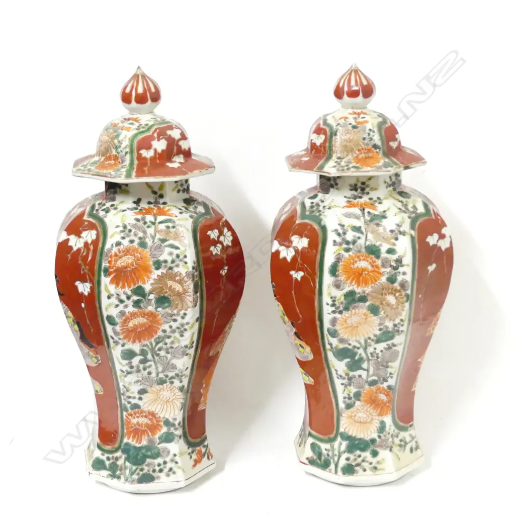 A pair of Japanese porcelain lidded vases Image 1++