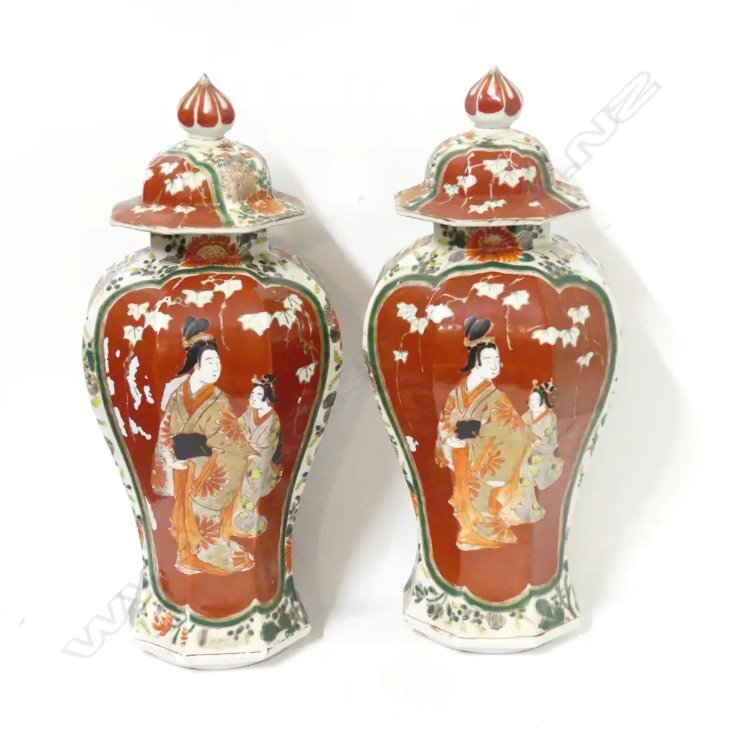 A pair of Japanese porcelain lidded vases Image 1++