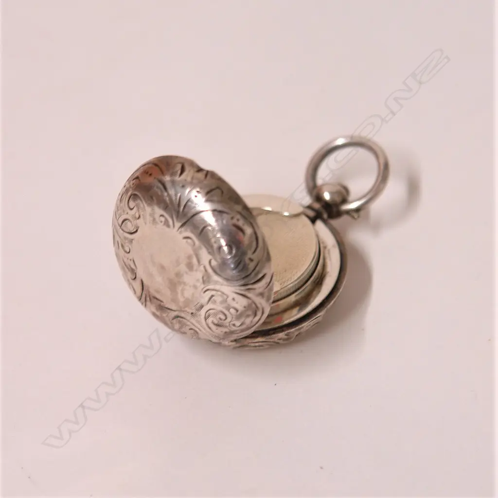 An early 20thC silver engraved sovereign case Image 1++