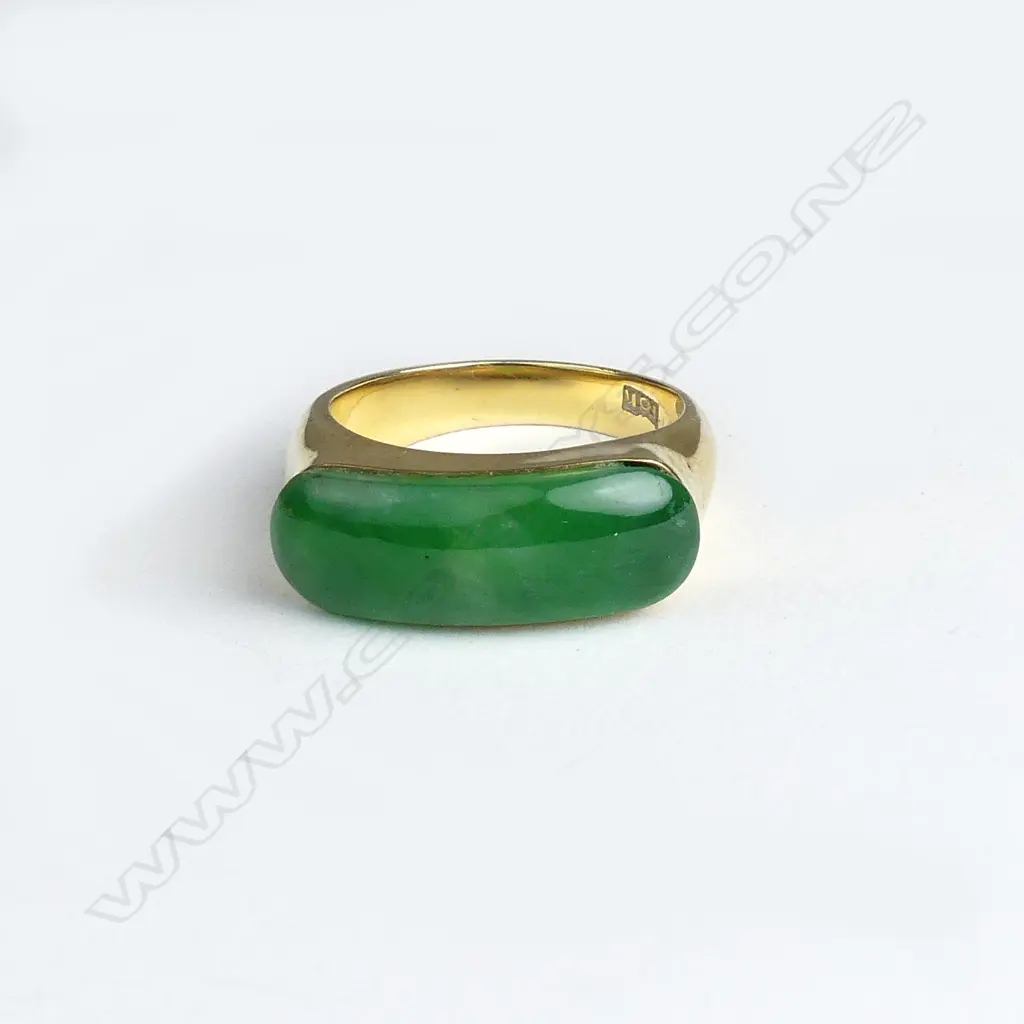 An 18ct gold and jade ring Image 1++