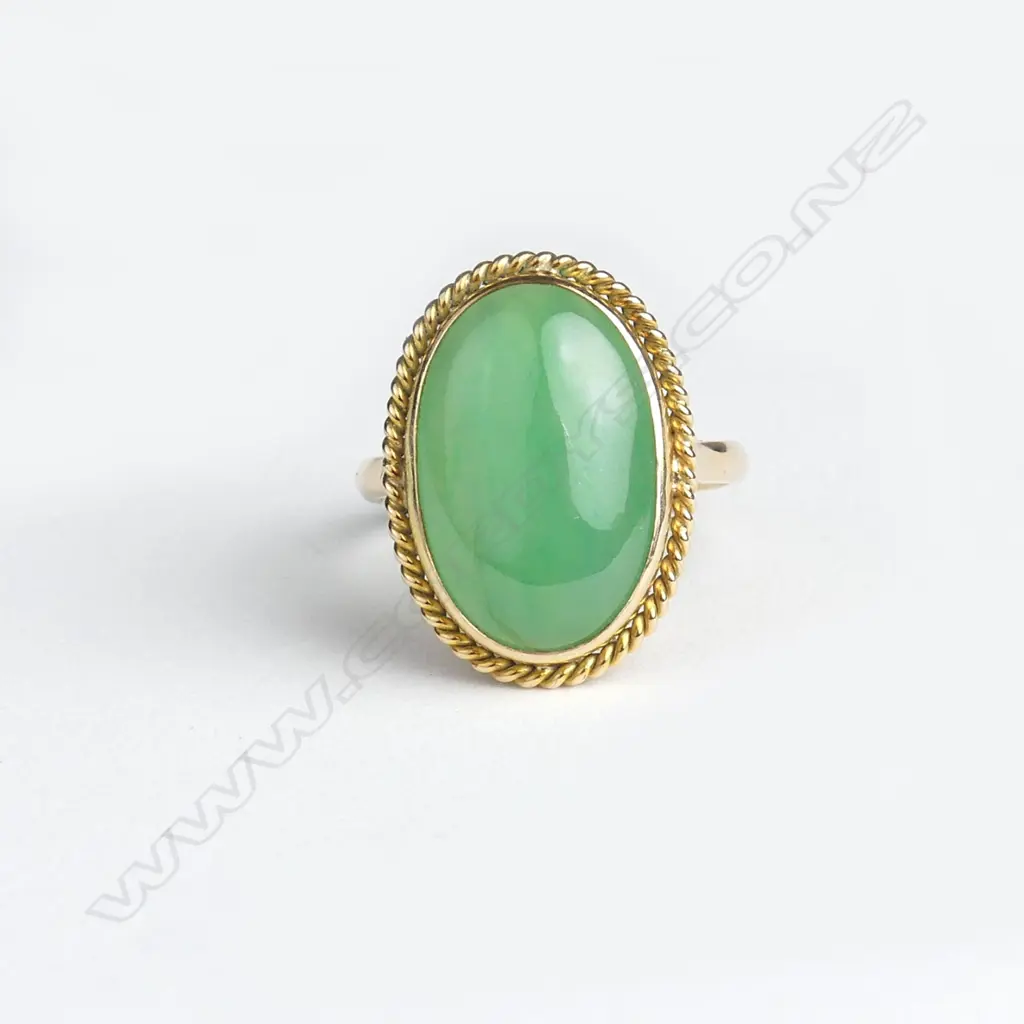 An 18ct gold and jade ring Image 1++