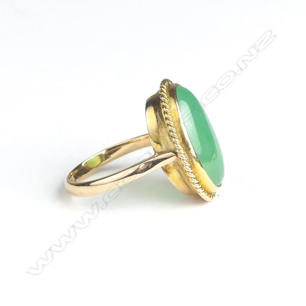 An 18ct gold and jade ring Image 1++