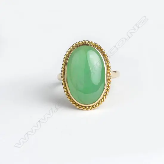 An 18ct gold and jade ring