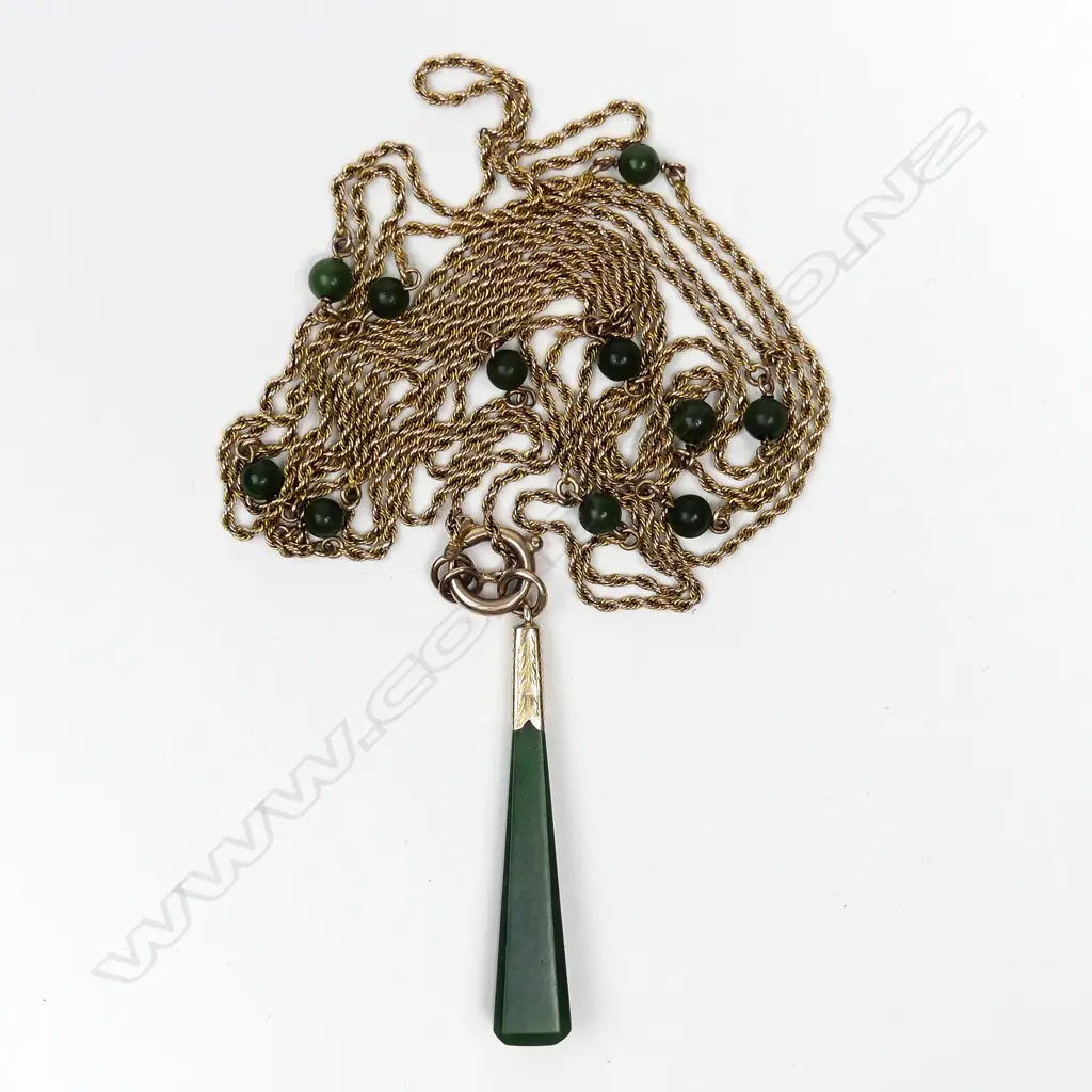 An impressive 9ct gold and greenstone bead muff chain Image 1++