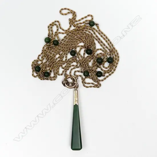 An impressive 9ct gold and greenstone bead muff chain