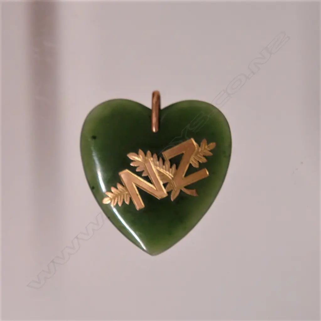 An early 20thC 'N.Z.' 9ct. gilded rose gold and greenstone heart pendant Image 1++
